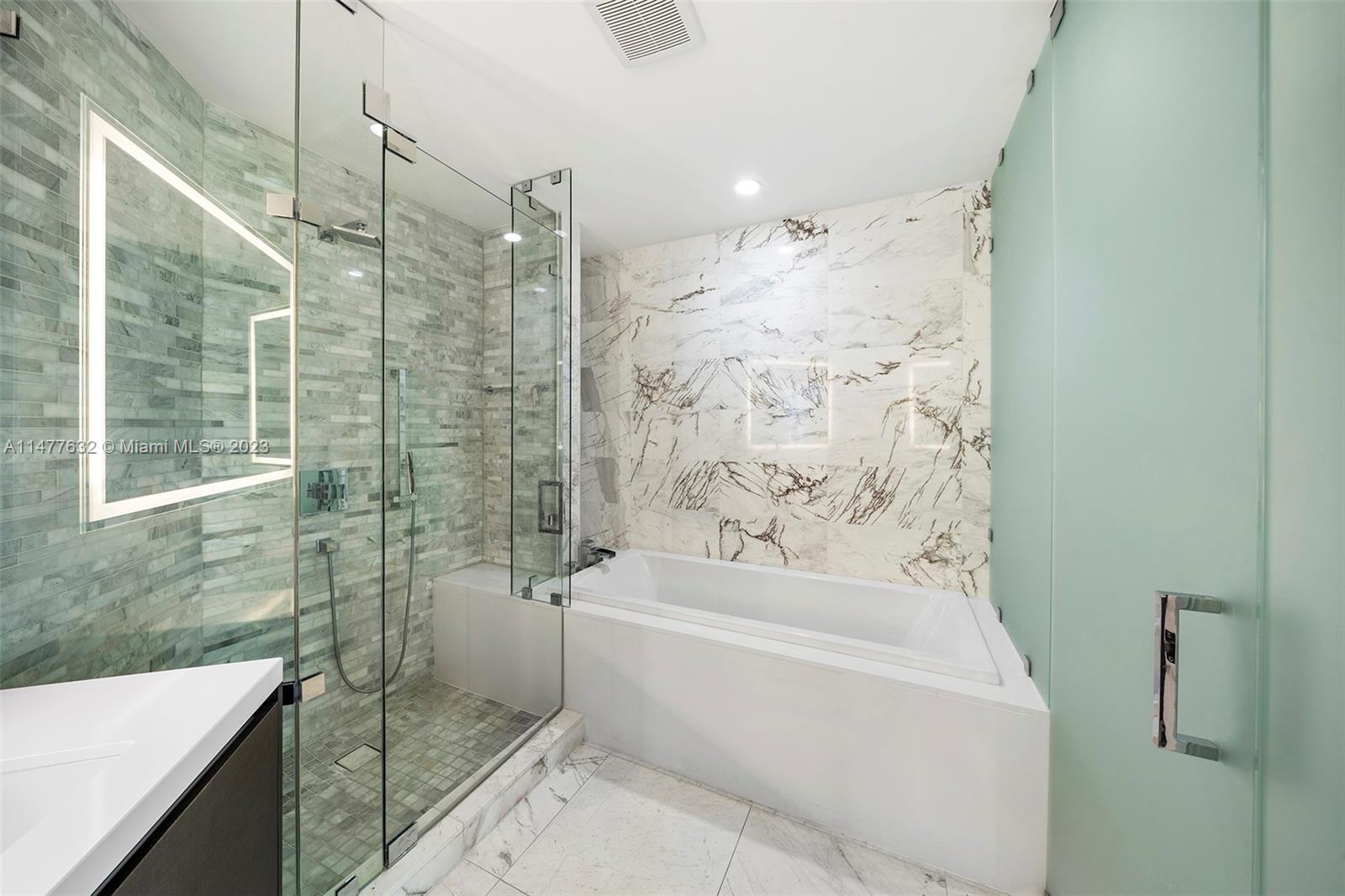 PARAMOUNT MIAMI WORLDCENT - Residential Lease
