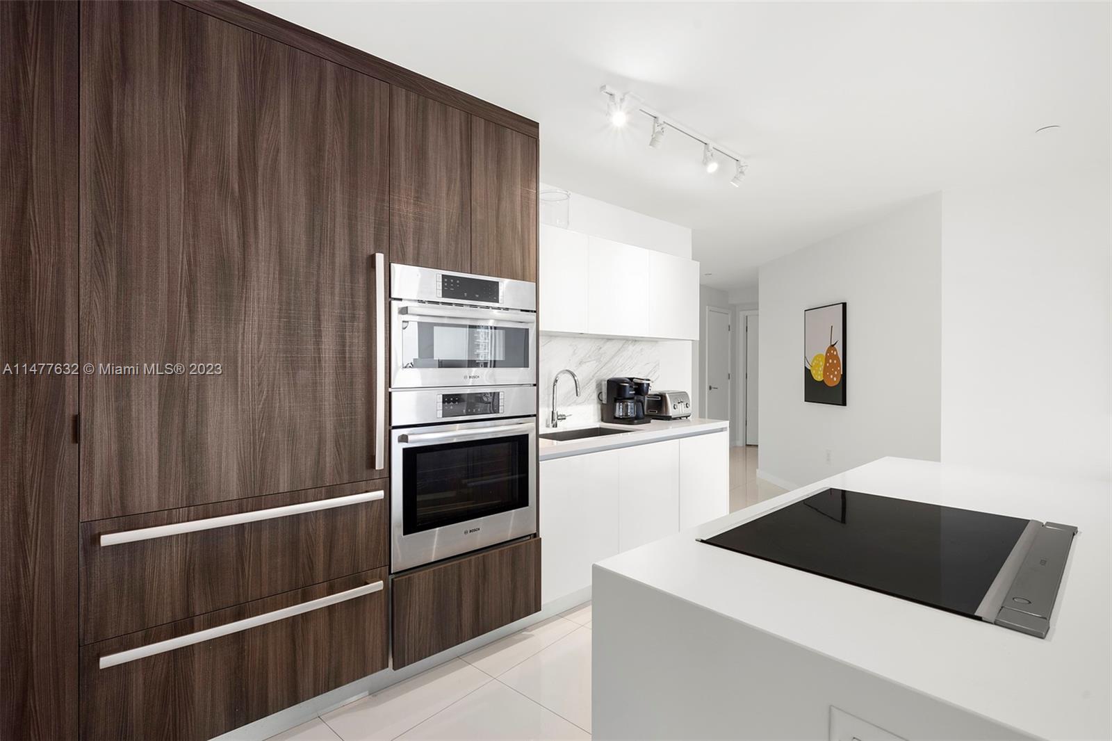 PARAMOUNT MIAMI WORLDCENT - Residential Lease