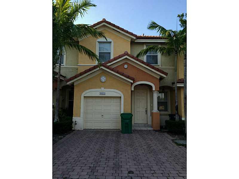 Gorgeous Townhouse in Kendall with an amazing spacious living and dining room, full of natural bright. Close to Kendall drive shopping and restaurants. Close to a green public park where to exercises or just go for a healthy walk.  This is the house you h ave always dreamed, it won't last long. CHECK DIRECTIONS!