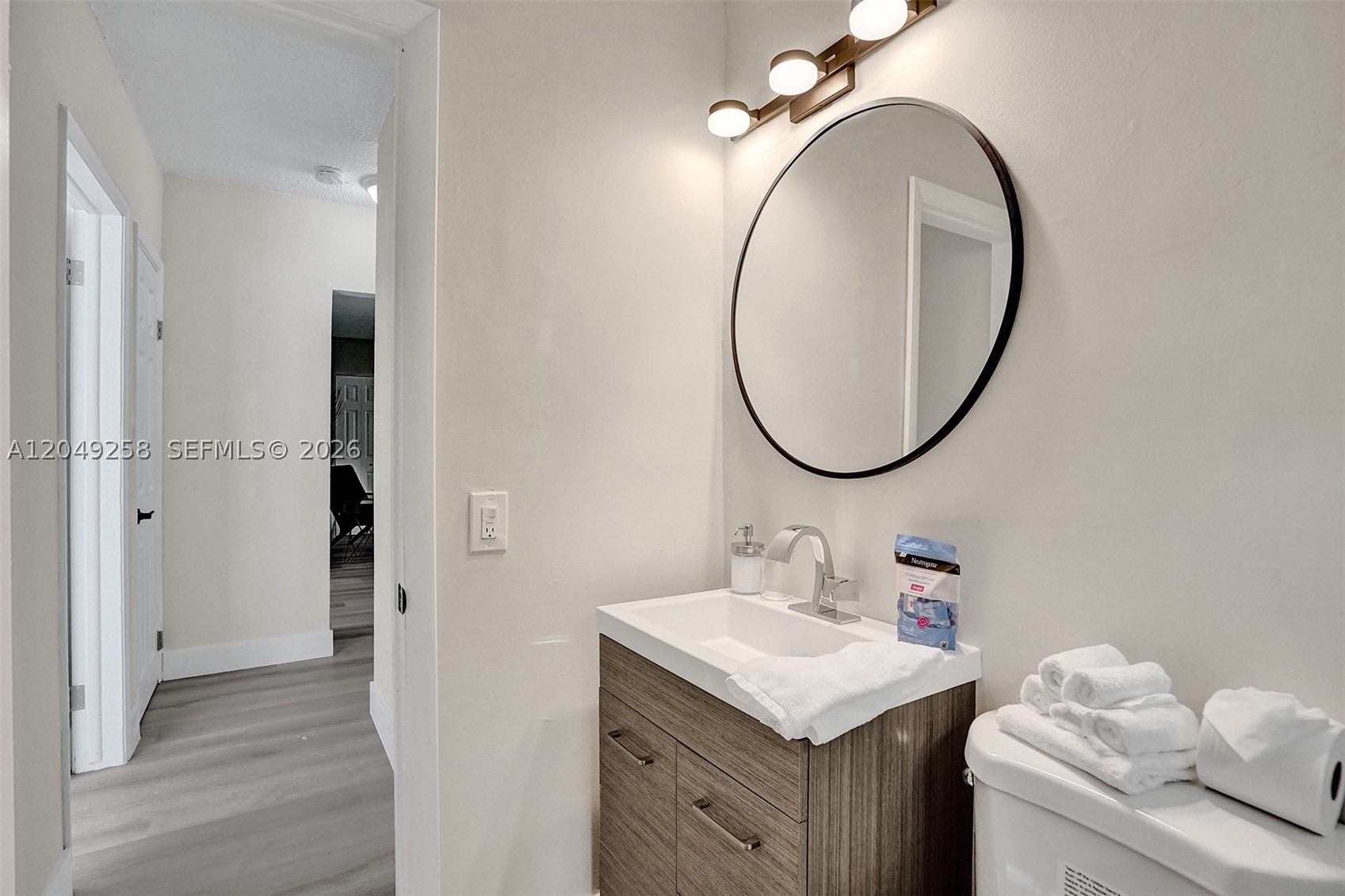 BAY LINCOLN - Residential Lease
