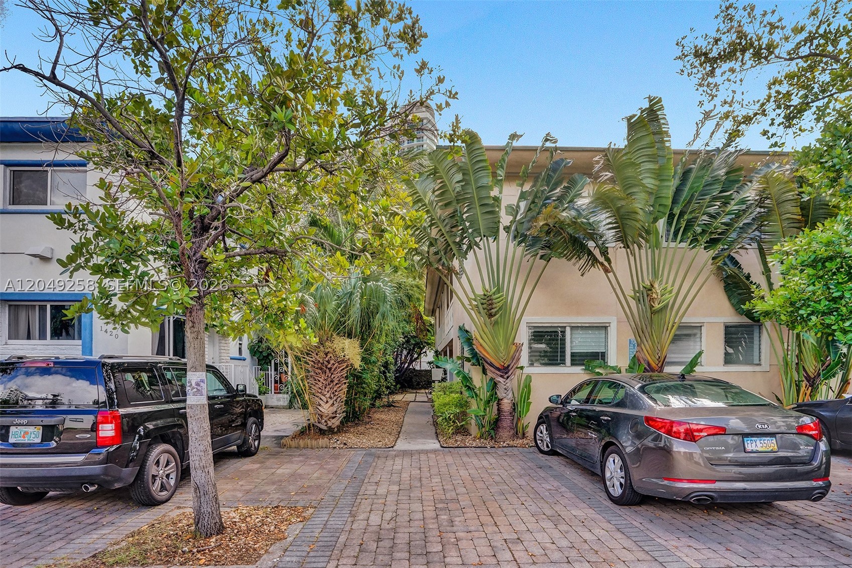 BAY LINCOLN - Residential Lease