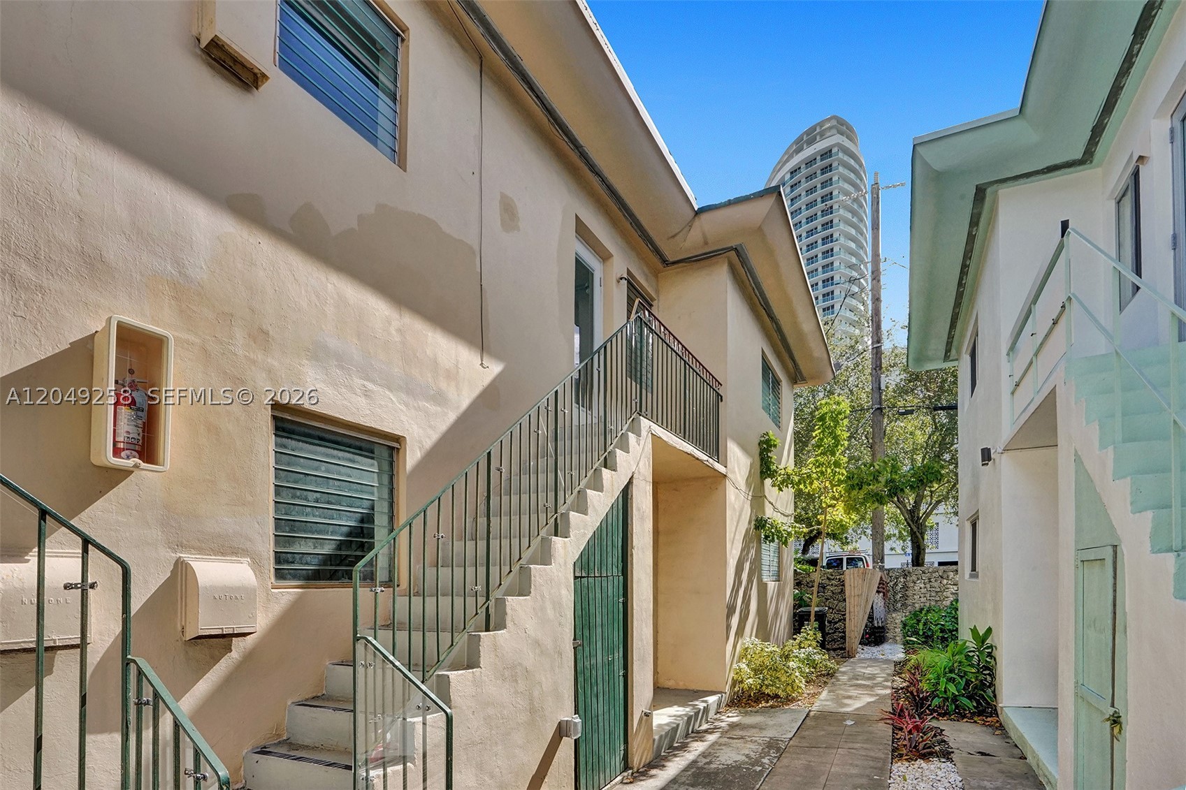 BAY LINCOLN - Residential Lease