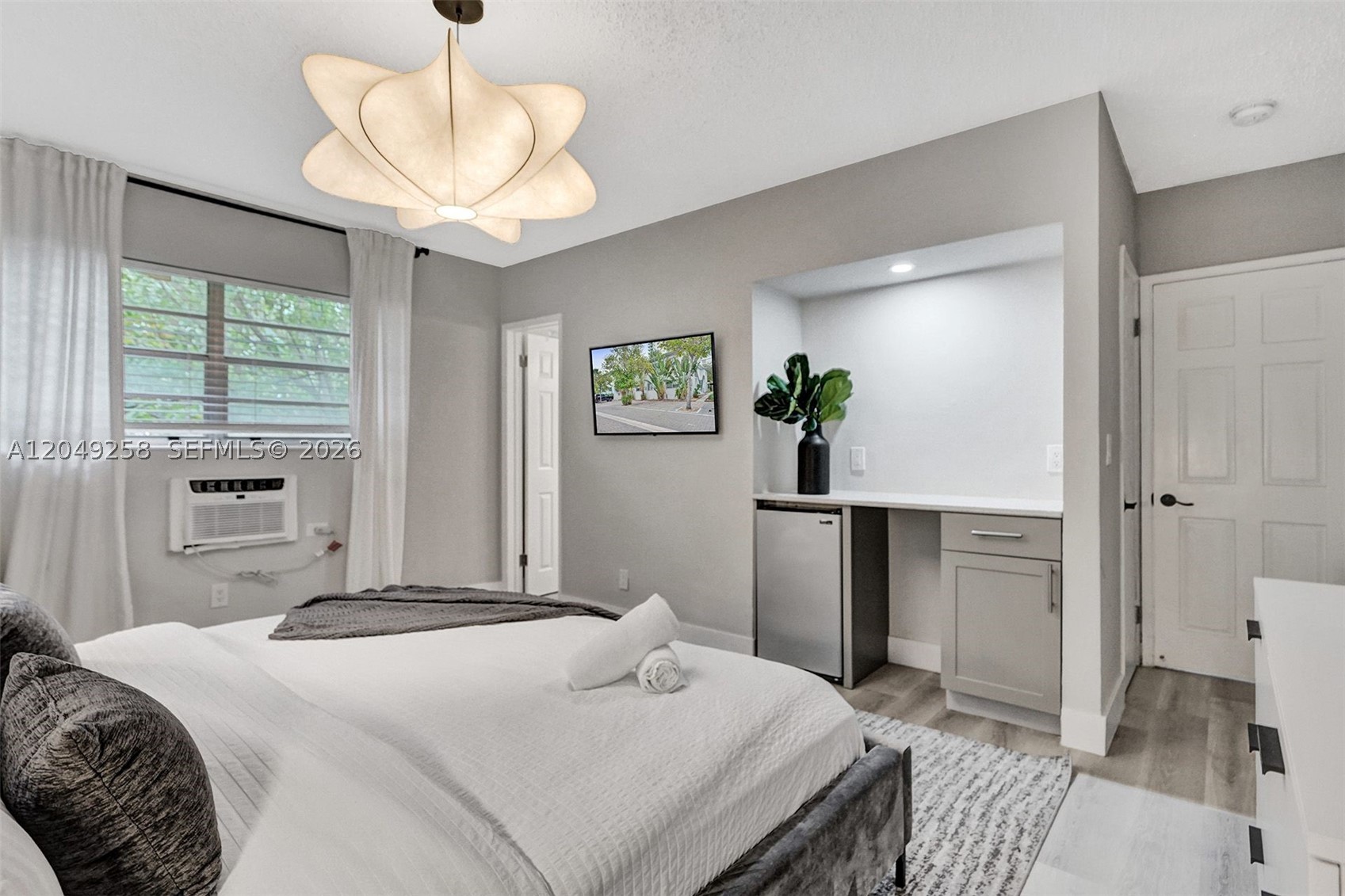BAY LINCOLN - Residential Lease