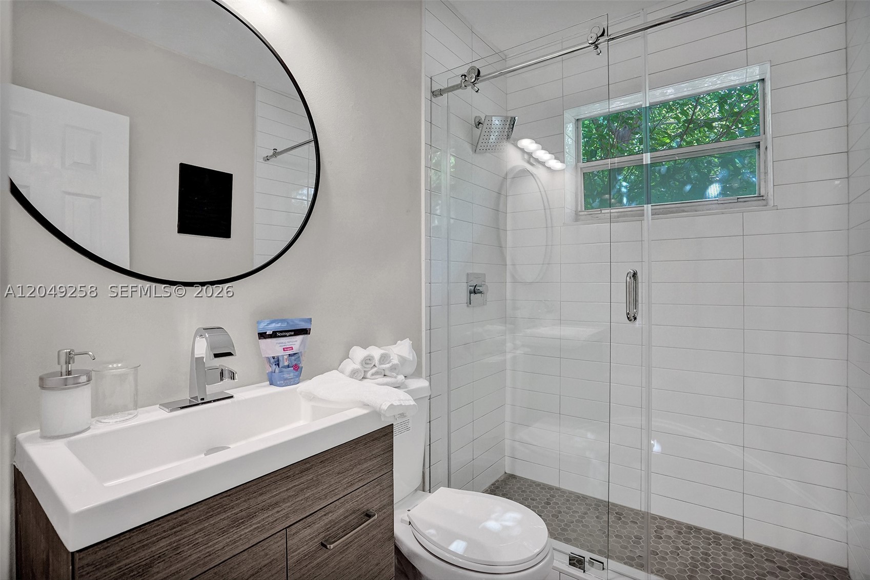 BAY LINCOLN - Residential Lease