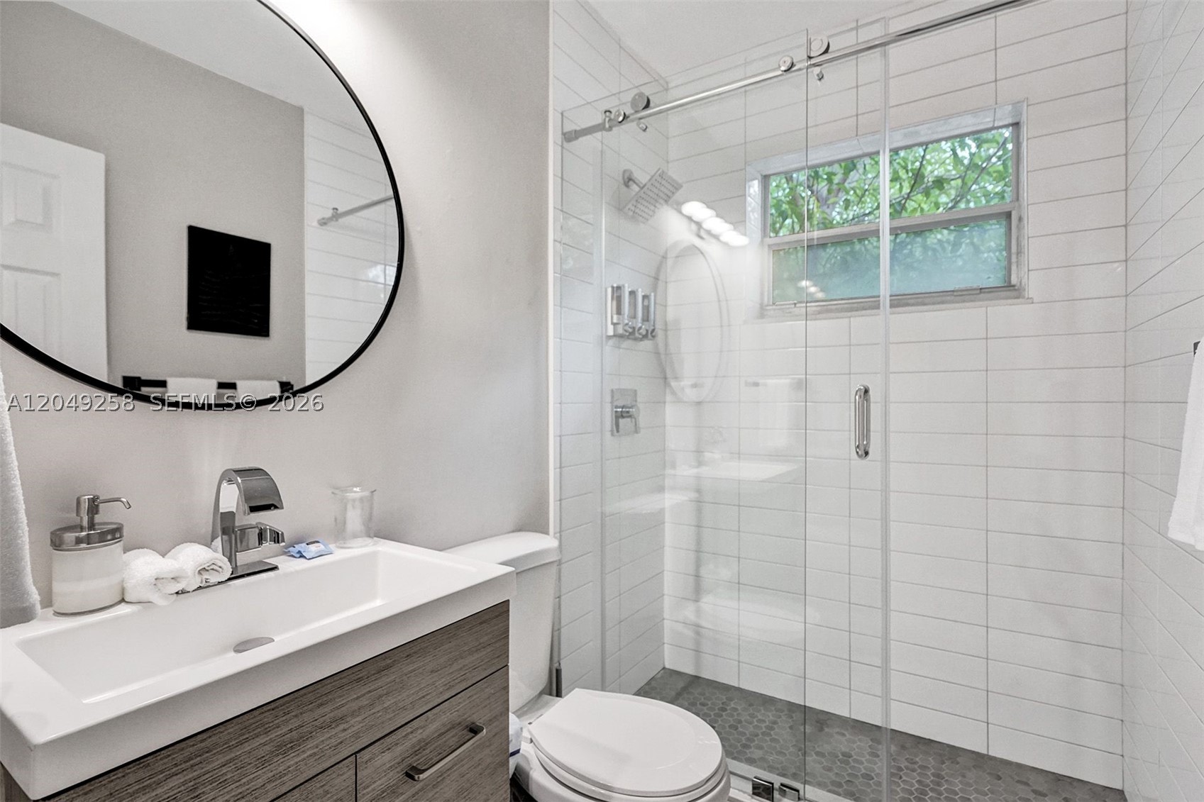 BAY LINCOLN - Residential Lease