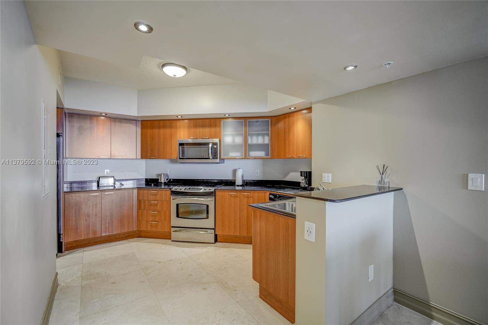 LA PERLA CONDO - Residential Lease