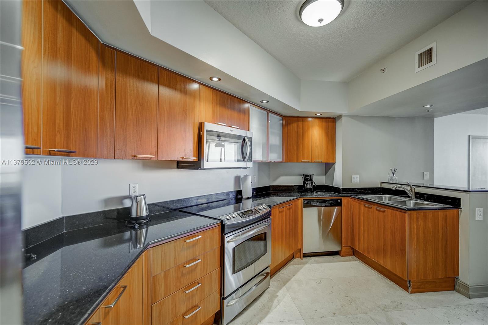 LA PERLA CONDO - Residential Lease