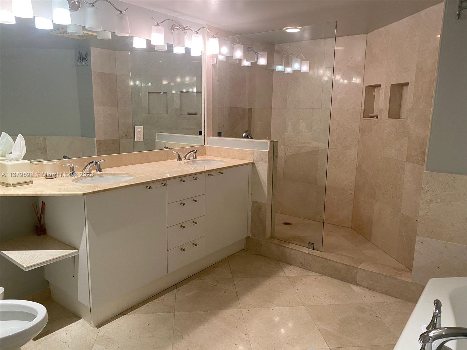 LA PERLA CONDO - Residential Lease