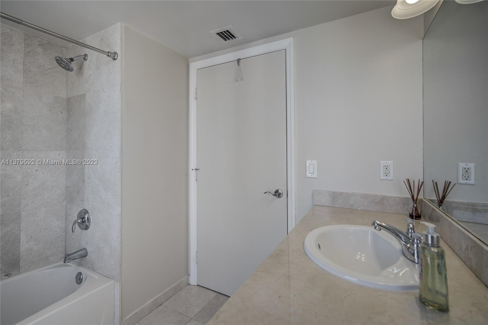 LA PERLA CONDO - Residential Lease