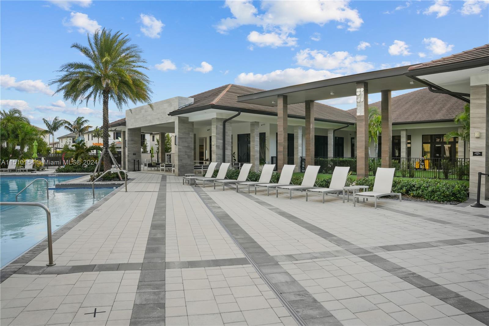 DOWNTOWN DORAL SOUTH PHAS - Residential