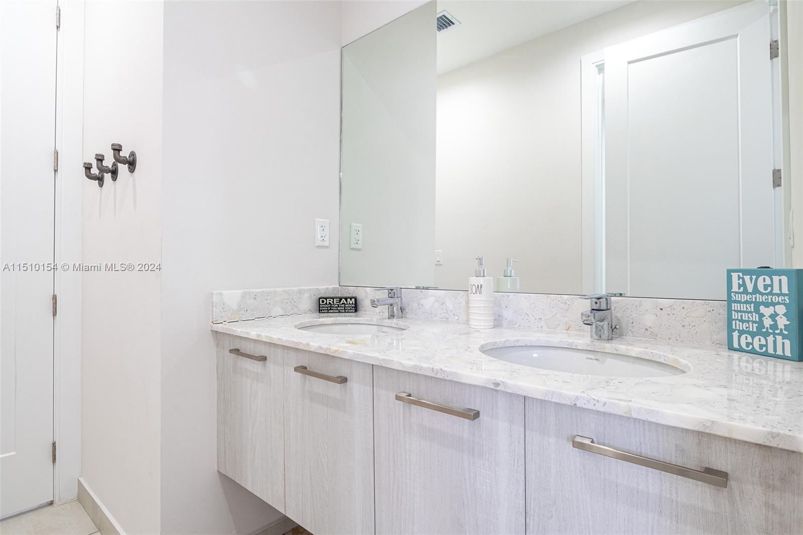 DOWNTOWN DORAL SOUTH PHAS - Residential