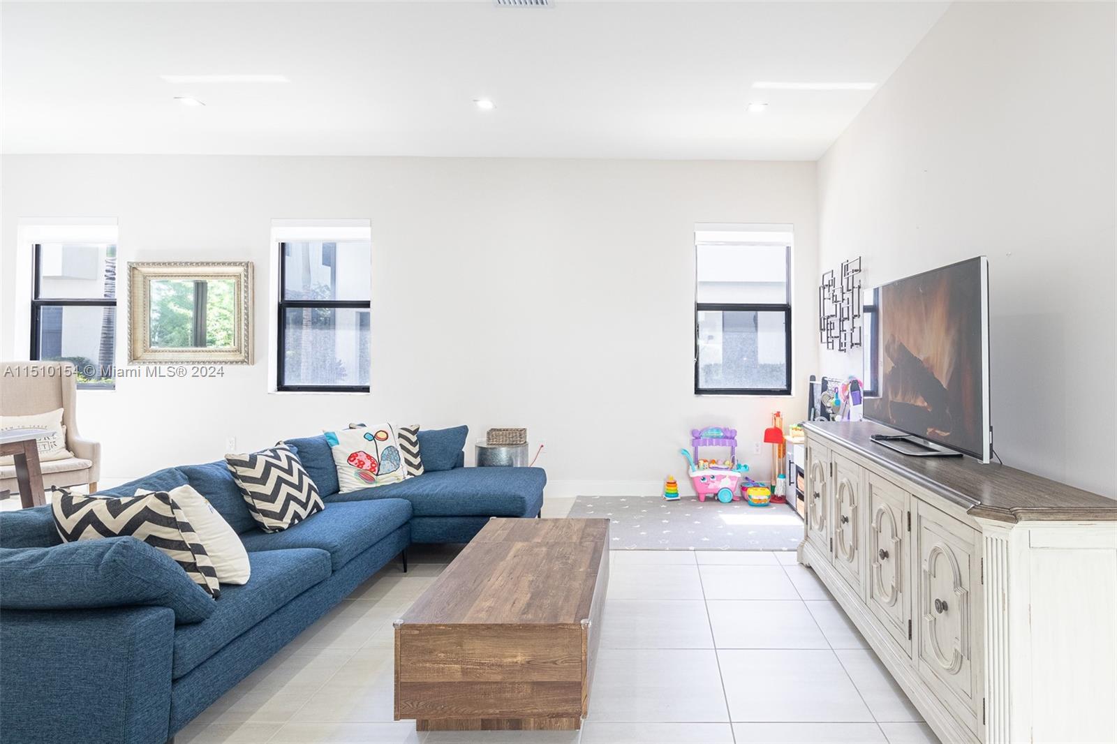 DOWNTOWN DORAL SOUTH PHAS - Residential