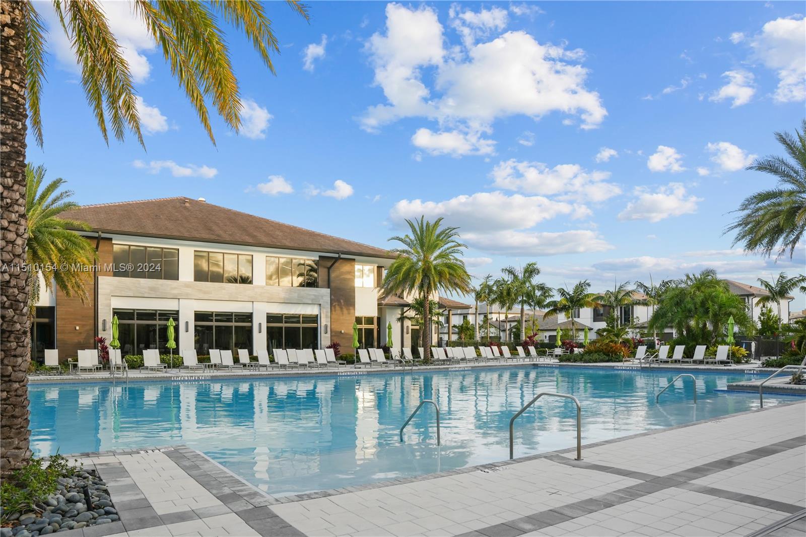 DOWNTOWN DORAL SOUTH PHAS - Residential