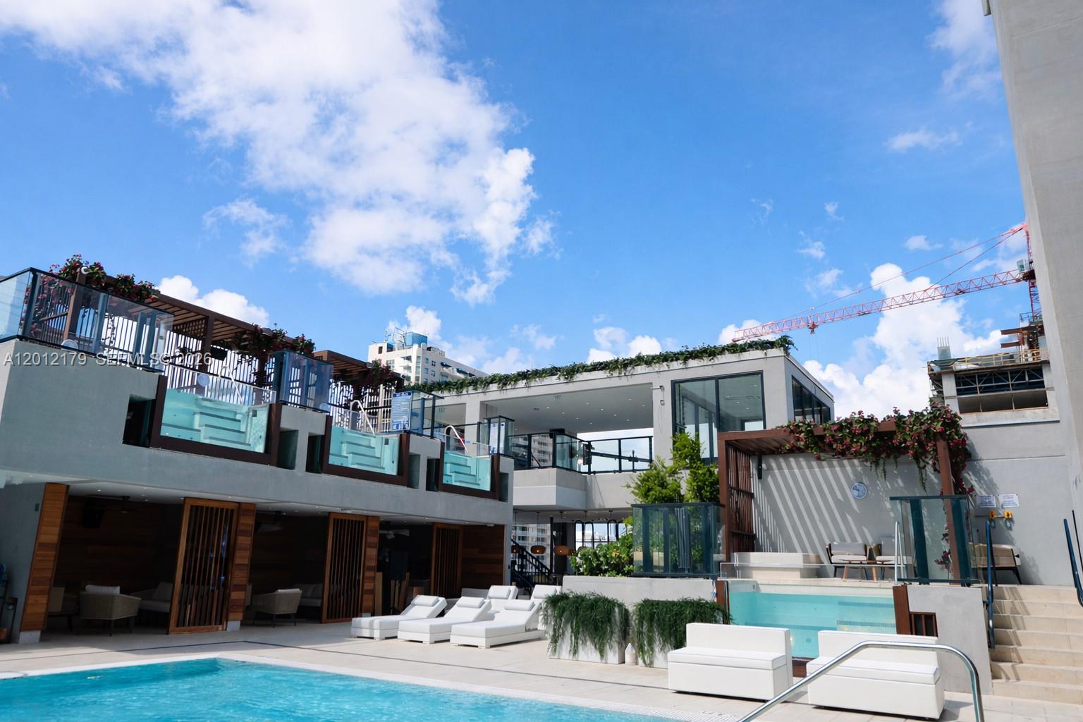 ELLEVEN CONDO - Residential