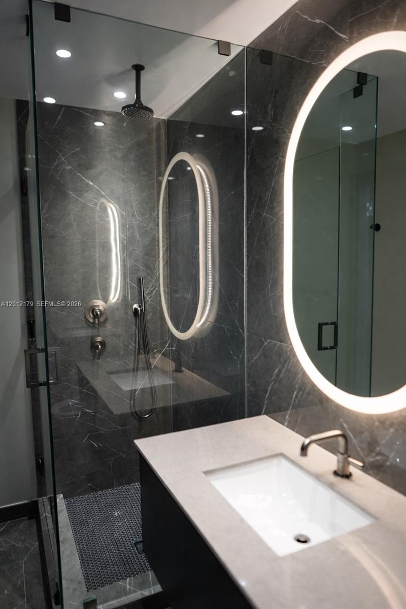 ELLEVEN CONDO - Residential