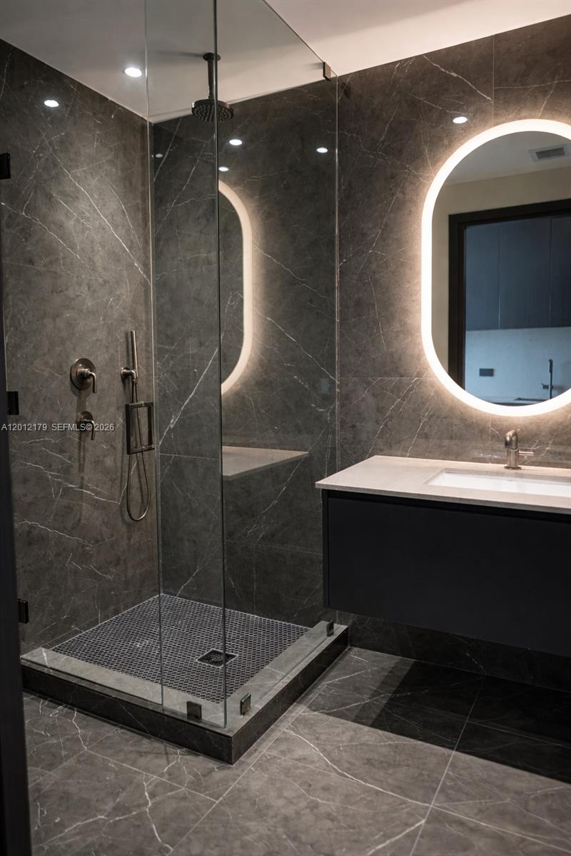 ELLEVEN CONDO - Residential