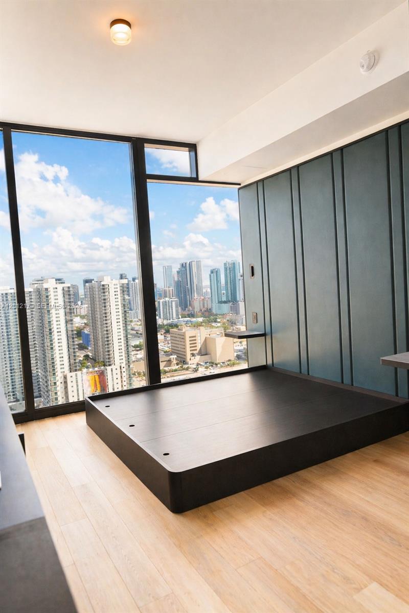 ELLEVEN CONDO - Residential