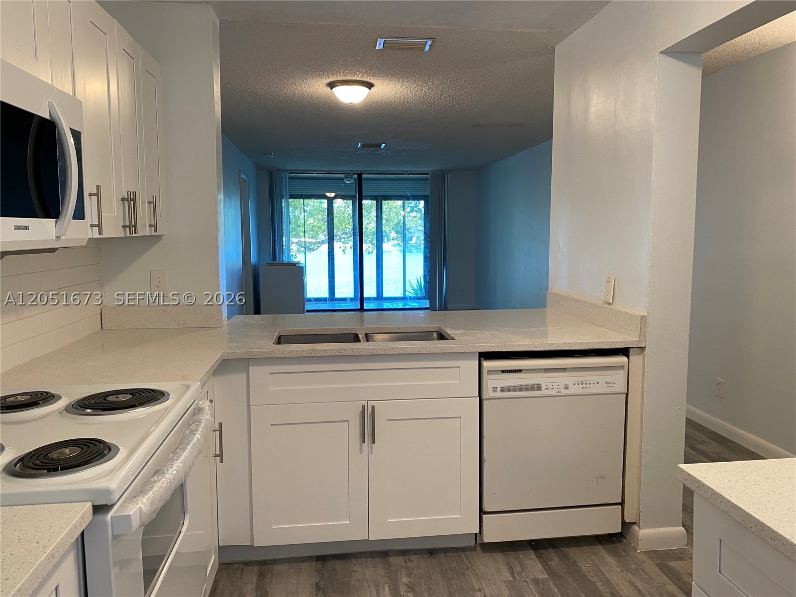 LAKE POINTE CONDOMINIUM N - Residential Lease