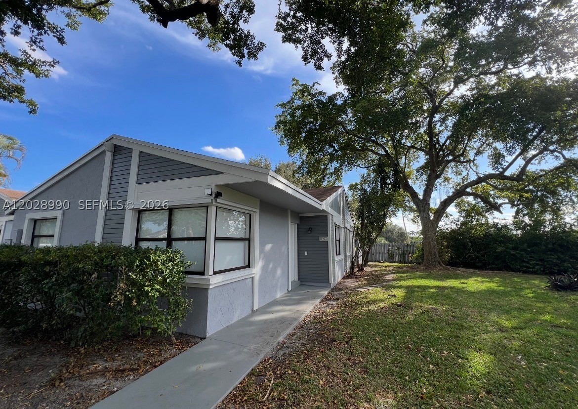 Remodeled townhouse available at Townhouses at Redbridge. NO ASSOCIATION APROVAL REQUIRED FOR SALE OR RENT. LOW HOA. The property features 3 bedrooms, 2 full bathrooms. 
Granite counter tops, new cabinets, stainless steel appliances, recessed lighting. Bathrooms have been completely remodeled. Full size washer and dryer. Property listed for rent.