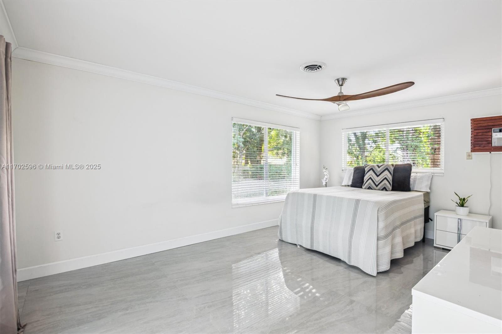 COUNTRY CLUB ESTATES UNIT - Residential Lease