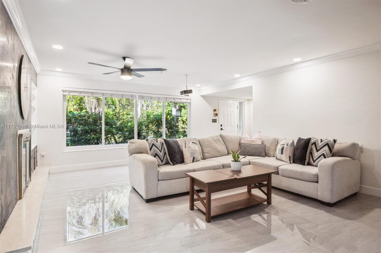 COUNTRY CLUB ESTATES UNIT - Residential Lease