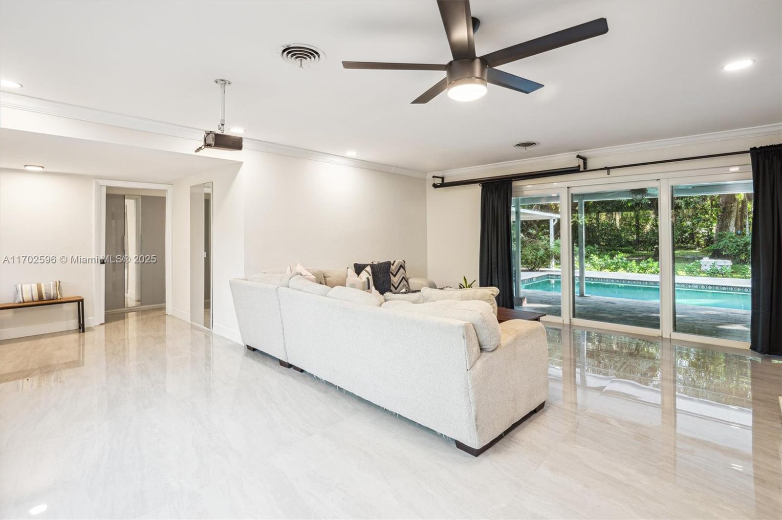 COUNTRY CLUB ESTATES UNIT - Residential Lease