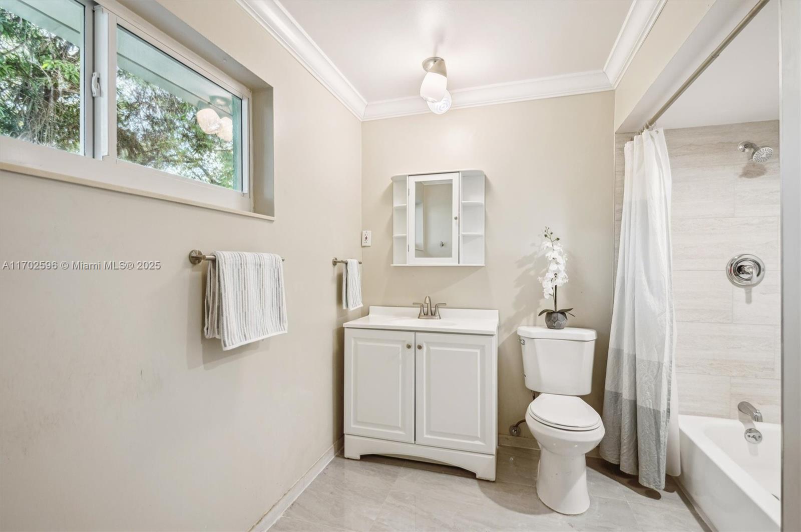 COUNTRY CLUB ESTATES UNIT - Residential Lease
