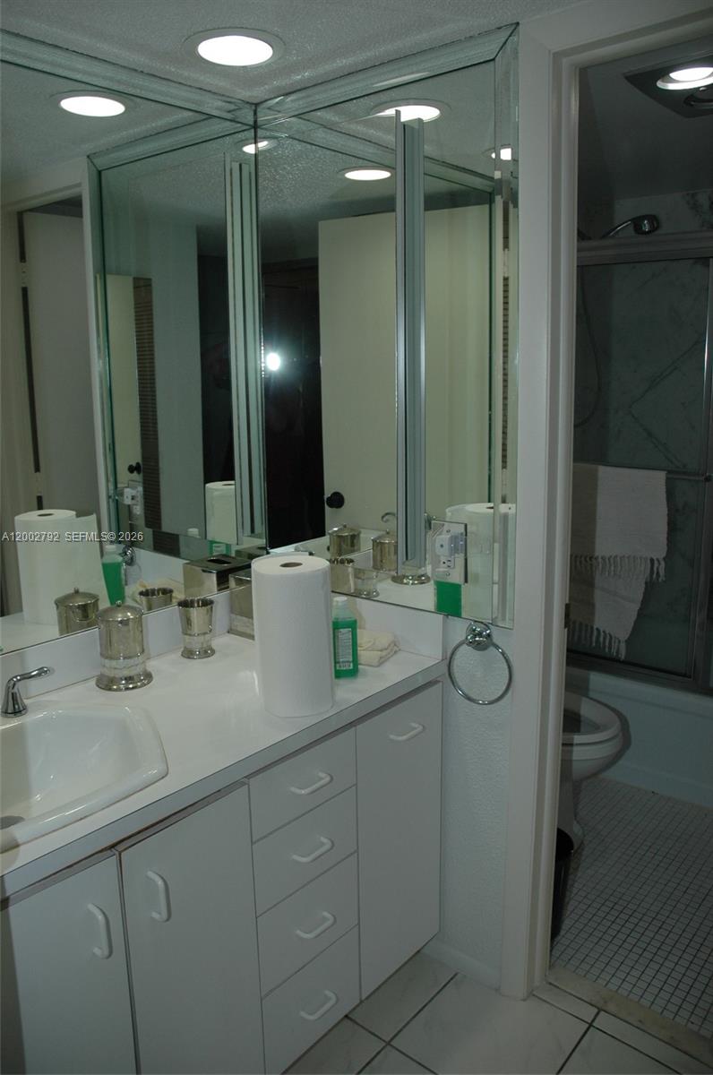 EMERALD TOWER CONDO - Residential