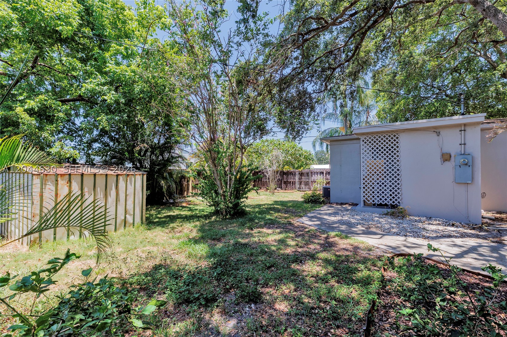 HOLLYWOOD LITTLE RANCHES - Residential
