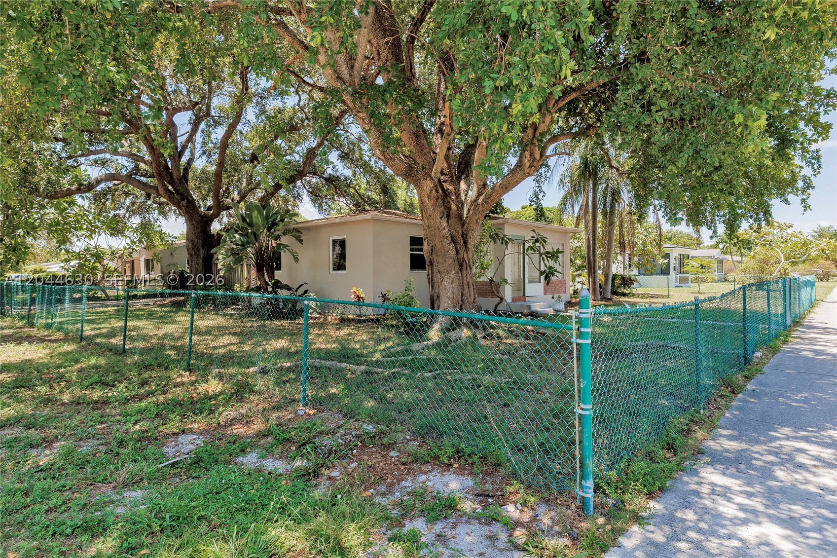 HOLLYWOOD LITTLE RANCHES - Residential