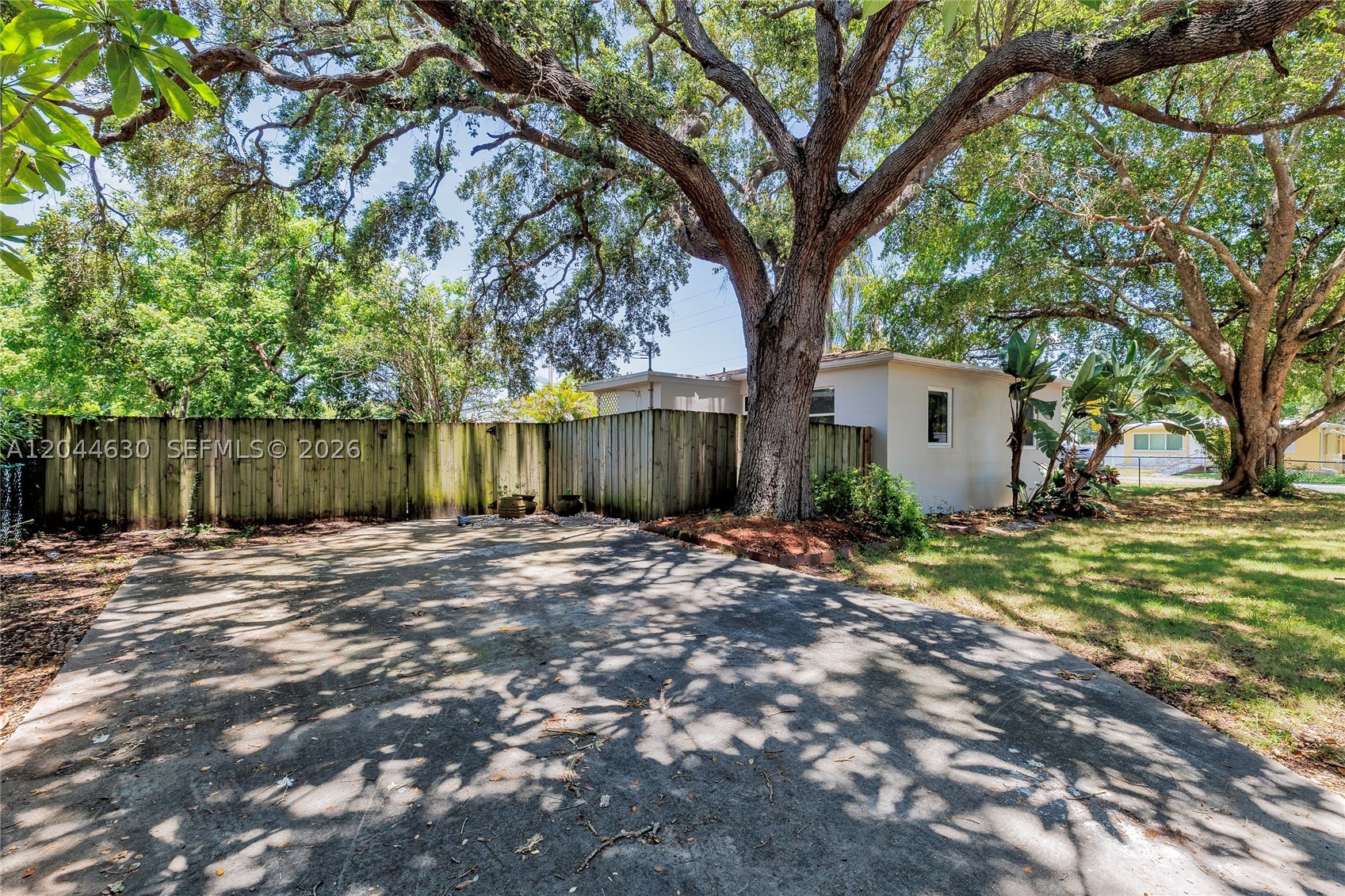 HOLLYWOOD LITTLE RANCHES - Residential