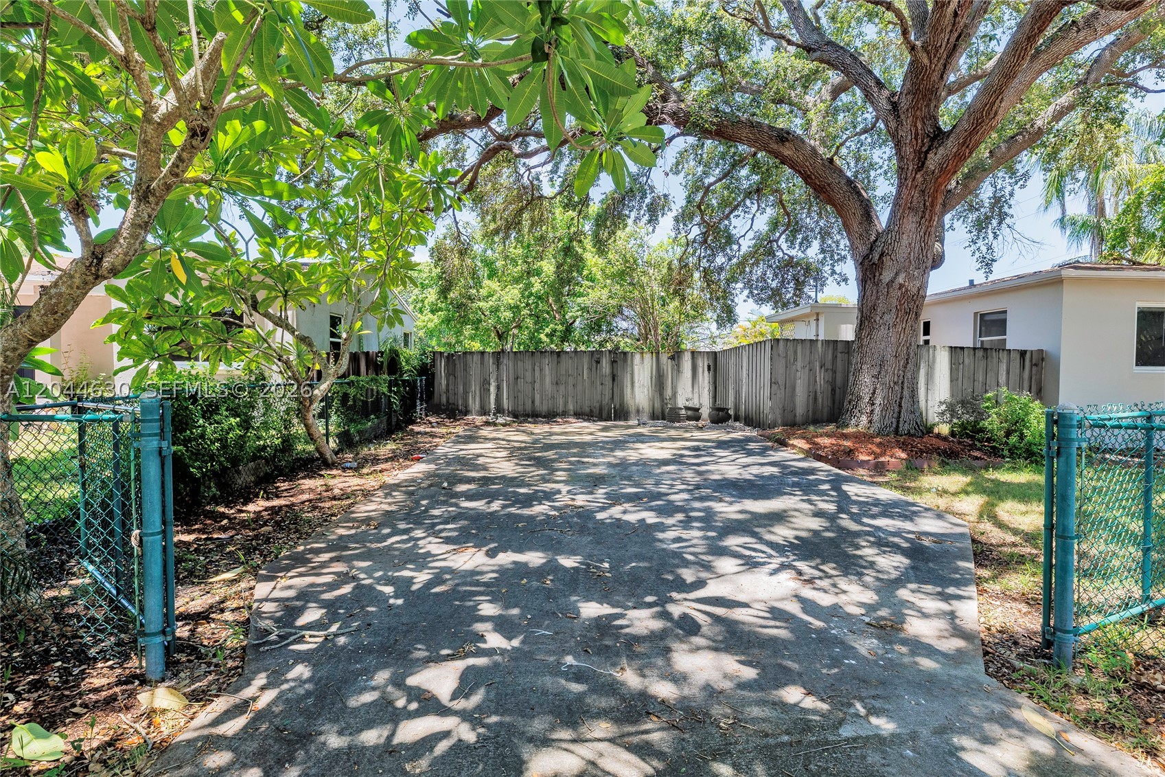 HOLLYWOOD LITTLE RANCHES - Residential