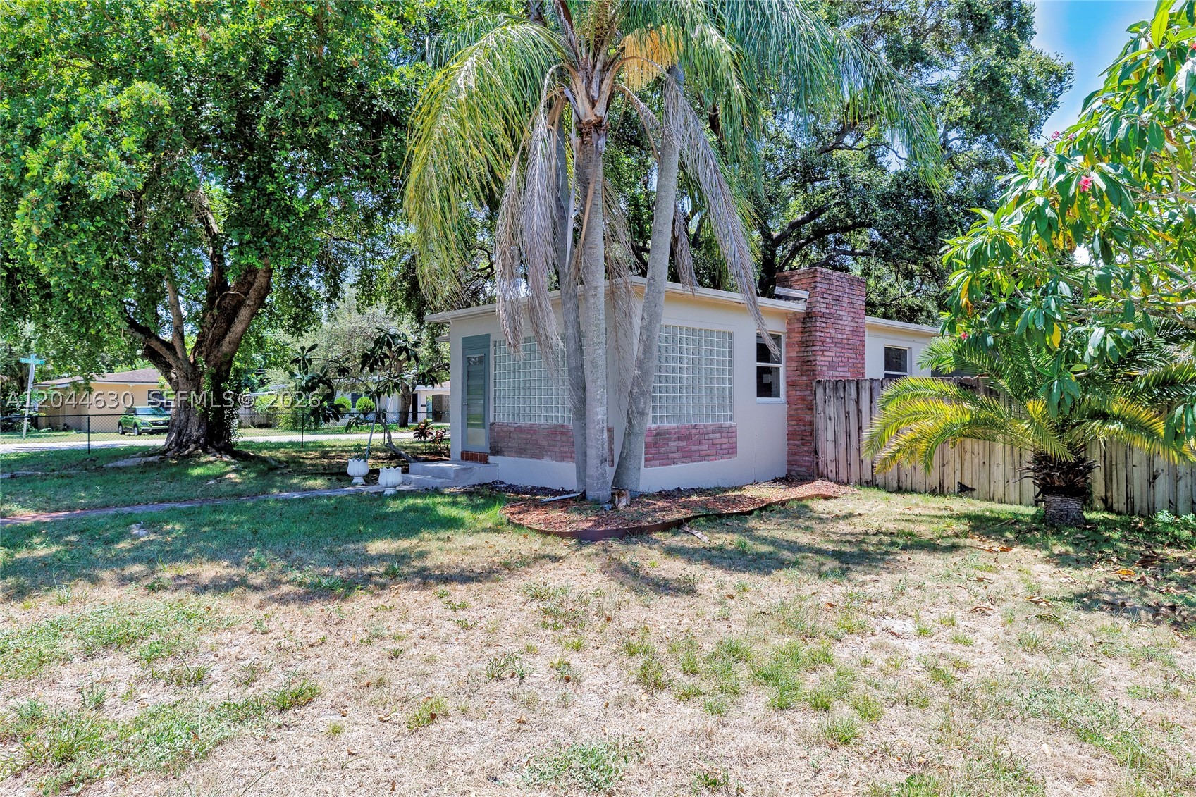 HOLLYWOOD LITTLE RANCHES - Residential
