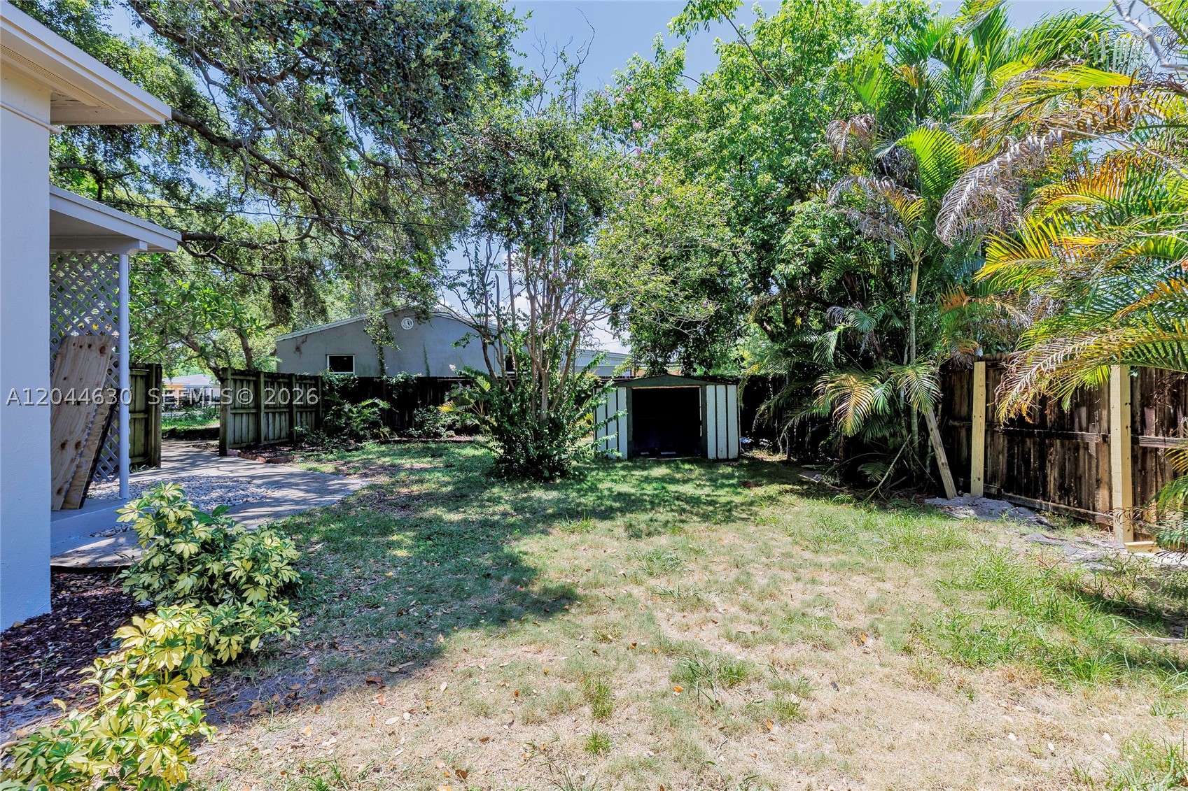 HOLLYWOOD LITTLE RANCHES - Residential