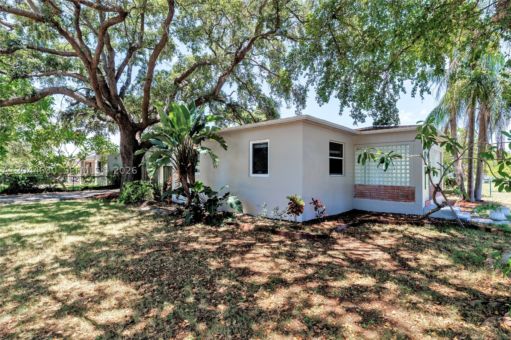 HOLLYWOOD LITTLE RANCHES - Residential
