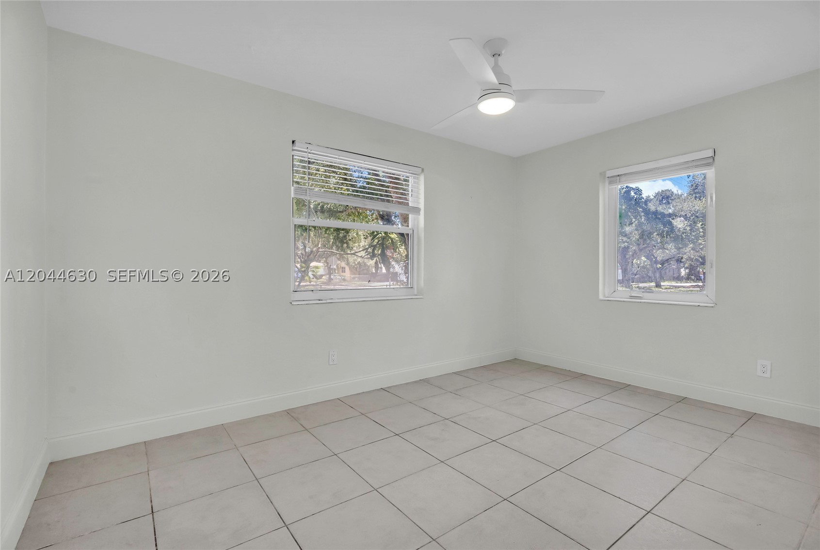 HOLLYWOOD LITTLE RANCHES - Residential