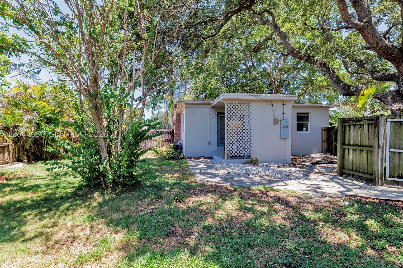 HOLLYWOOD LITTLE RANCHES - Residential