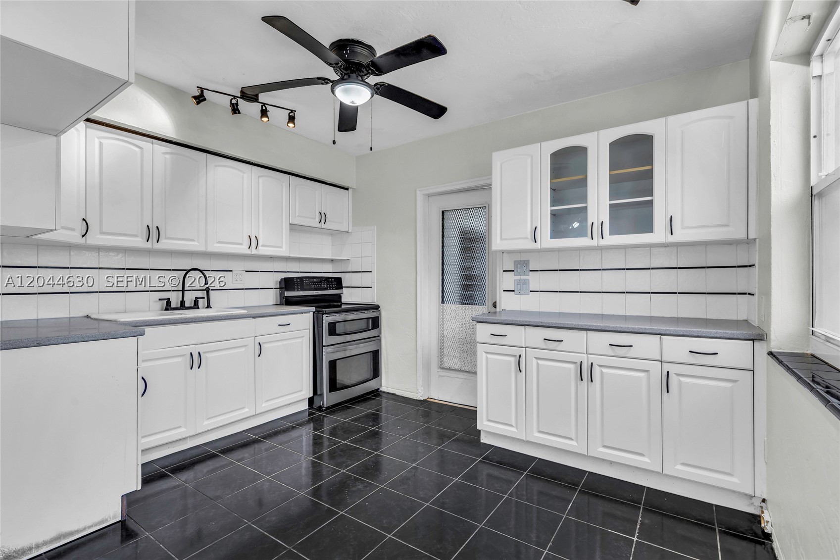 HOLLYWOOD LITTLE RANCHES - Residential