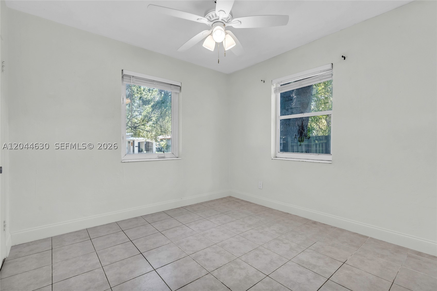 HOLLYWOOD LITTLE RANCHES - Residential