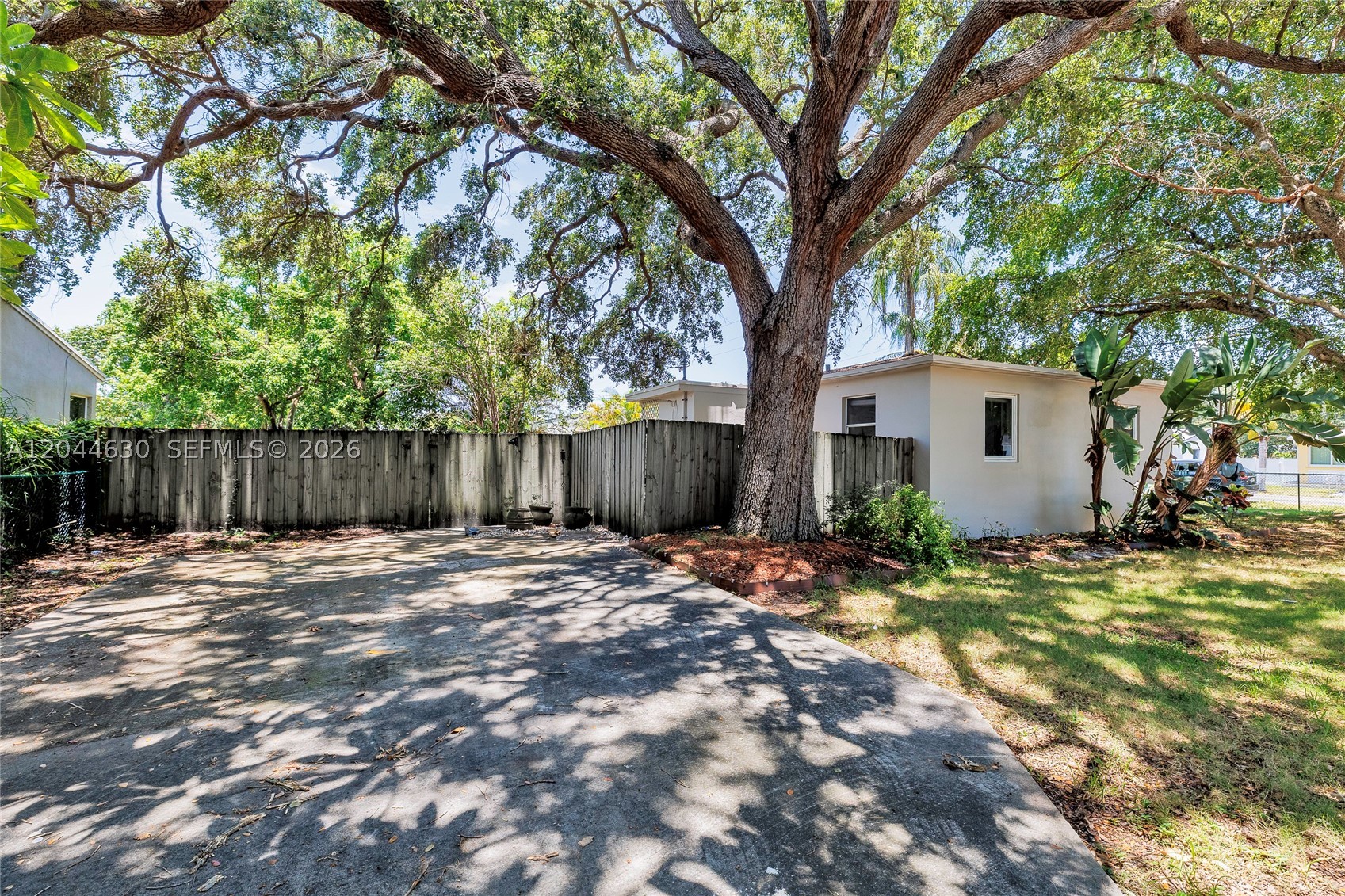 HOLLYWOOD LITTLE RANCHES - Residential
