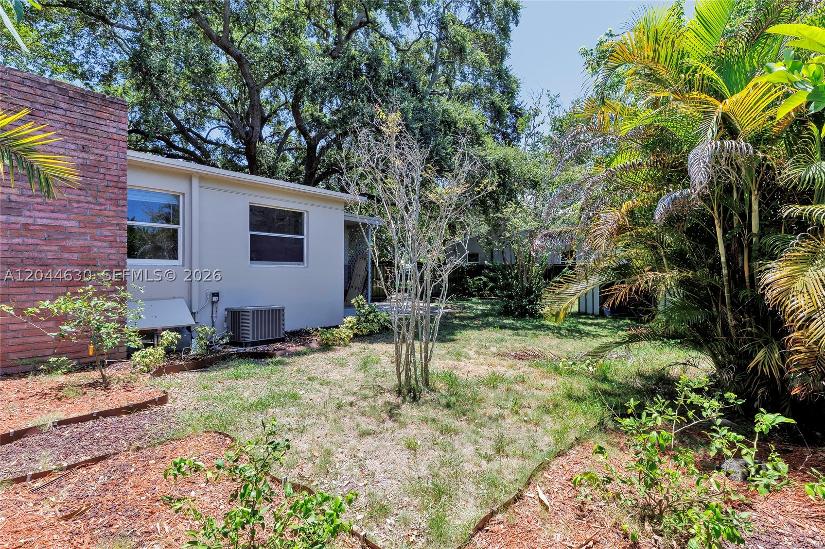 HOLLYWOOD LITTLE RANCHES - Residential