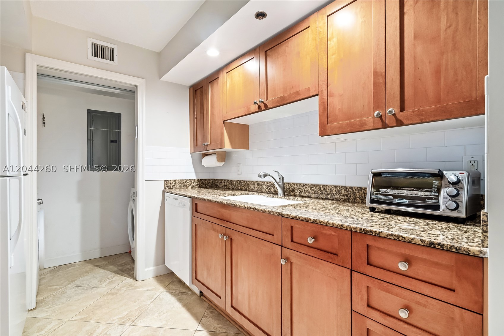 THE COLLINS CONDO - Residential