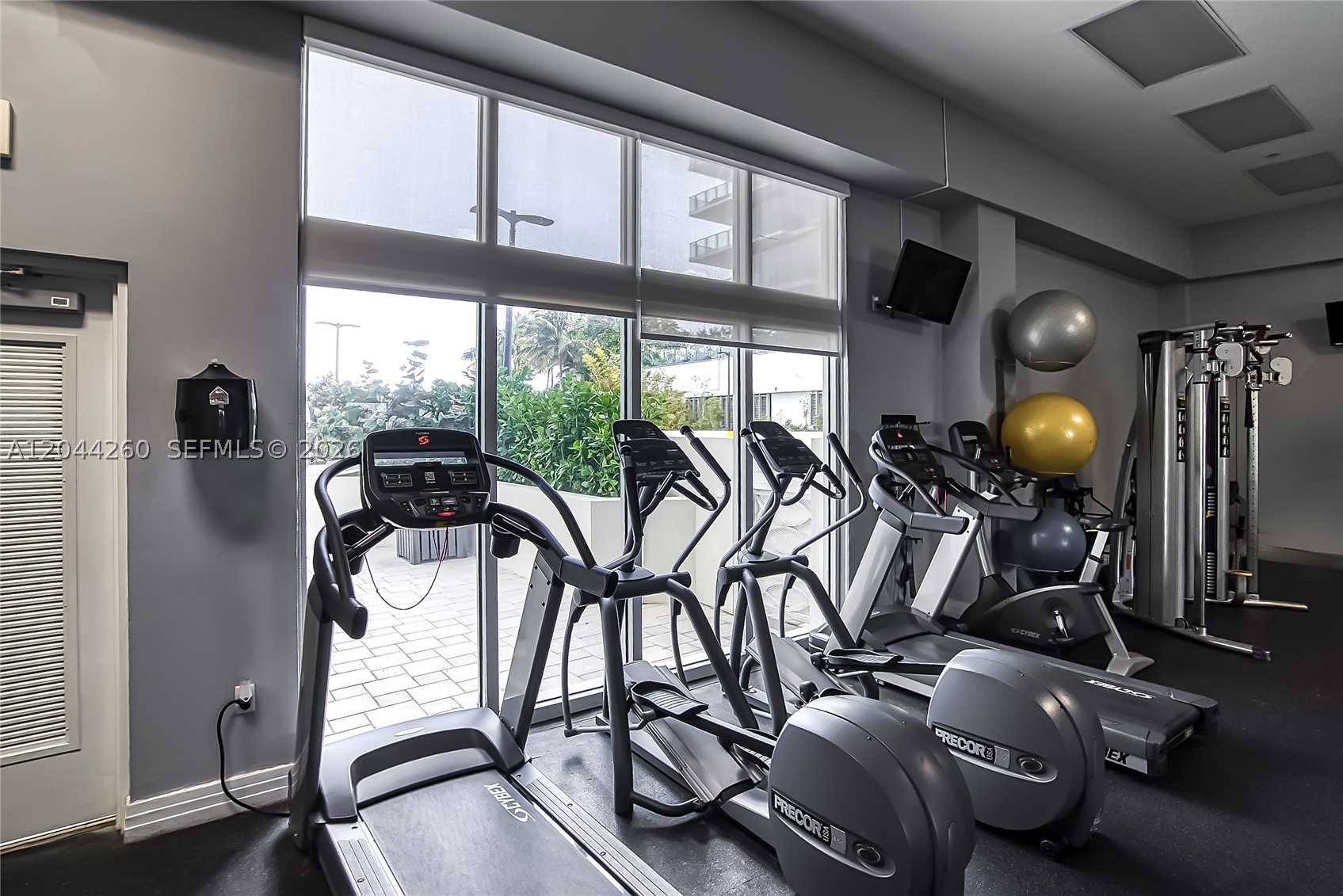 THE COLLINS CONDO - Residential