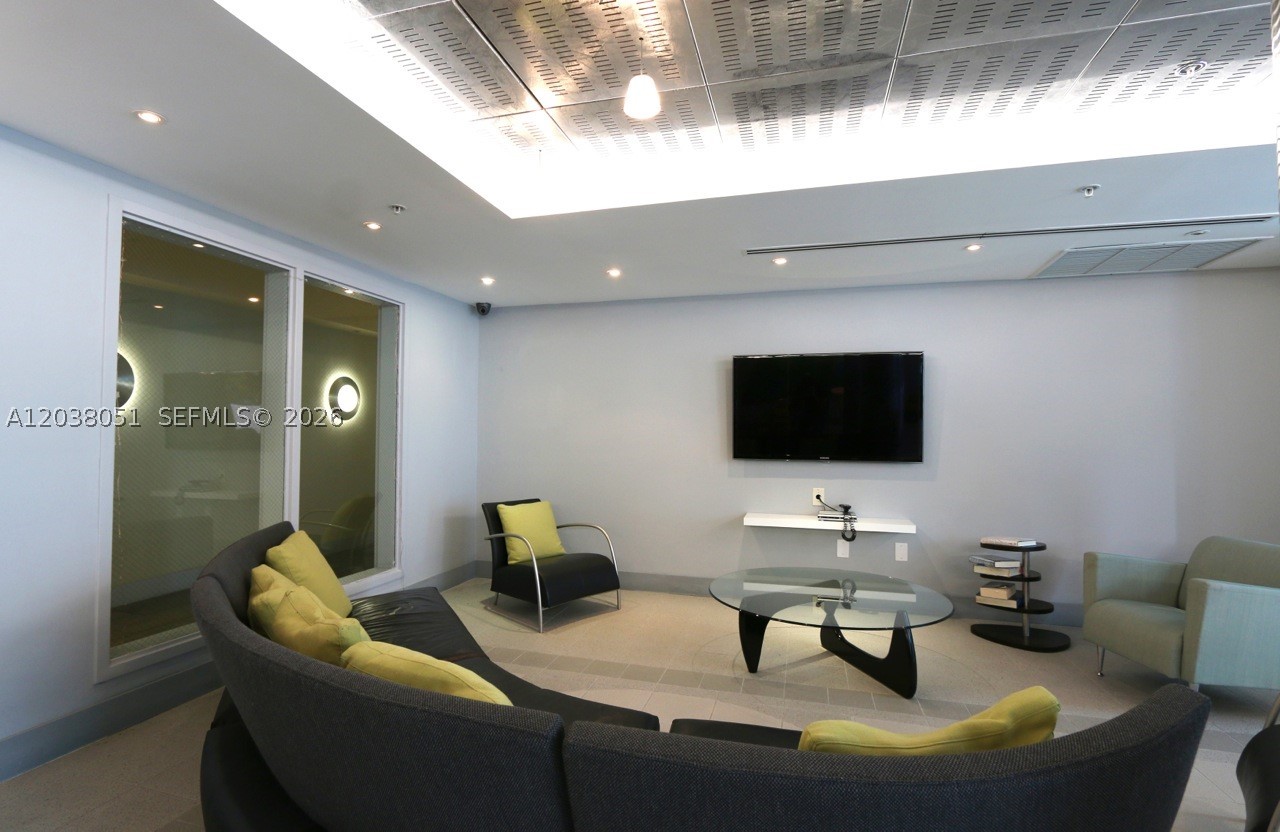 THE COSMOPOLITAN RESIDENC - Residential Lease