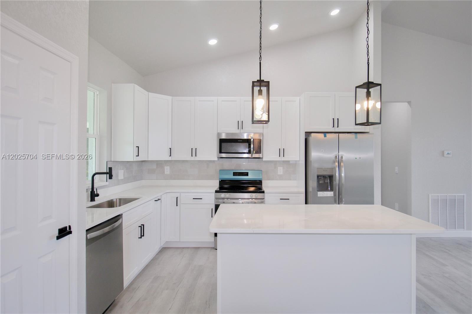 SUN N LAKE EST OF SEBRING - Residential
