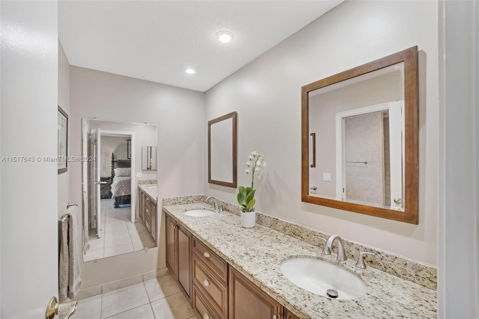 ROLLING HILLS LAKE ESTATE - Residential