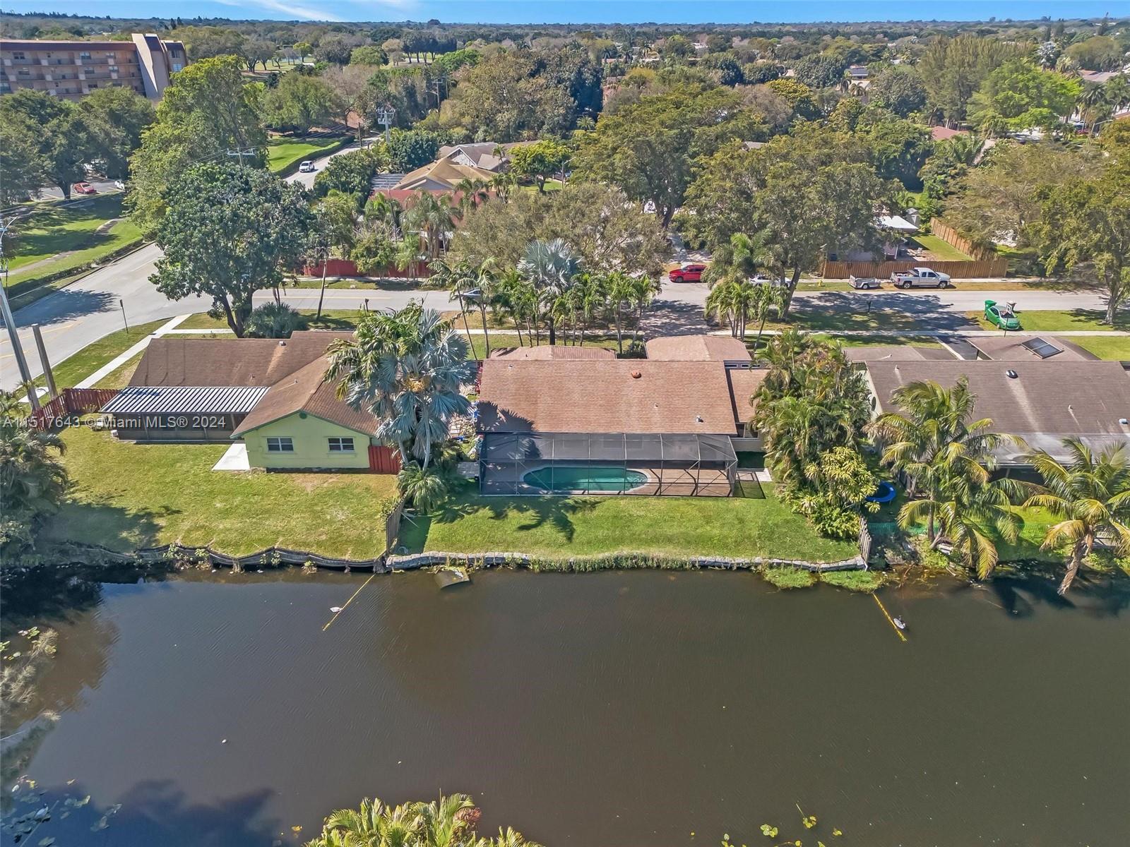 ROLLING HILLS LAKE ESTATE - Residential