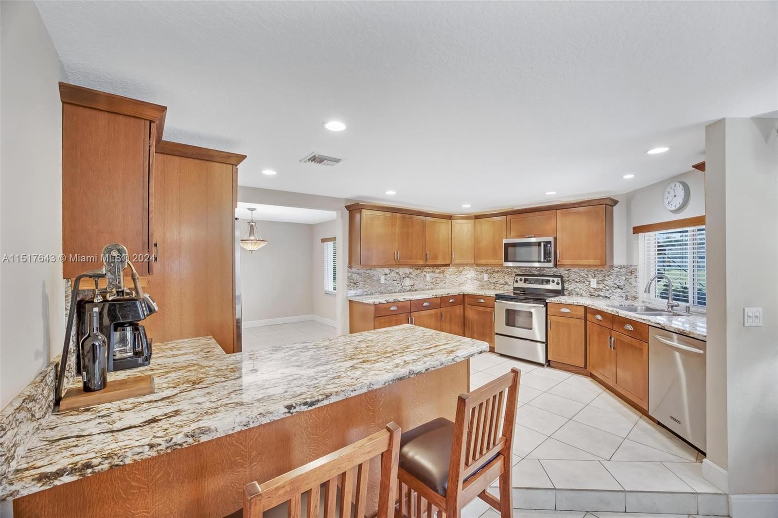 ROLLING HILLS LAKE ESTATE - Residential