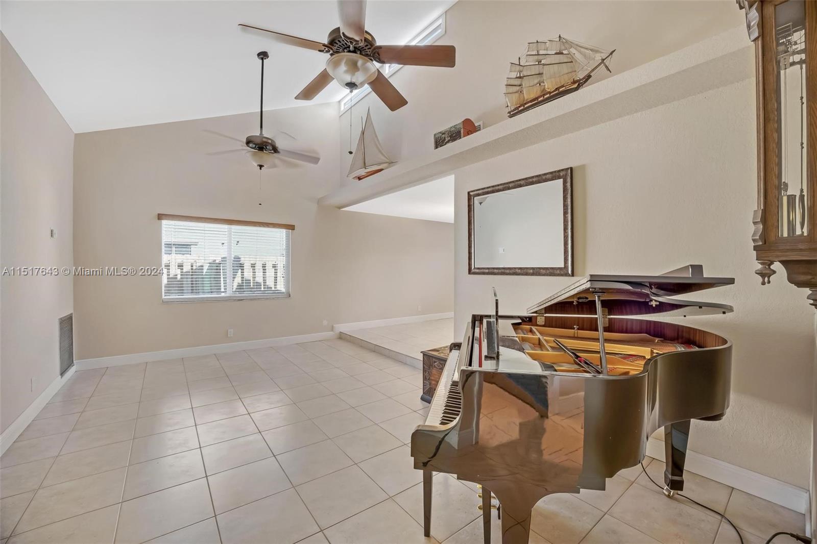 ROLLING HILLS LAKE ESTATE - Residential