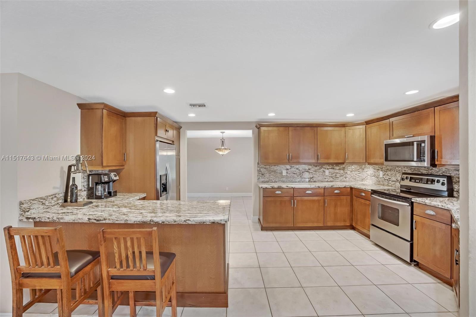 ROLLING HILLS LAKE ESTATE - Residential